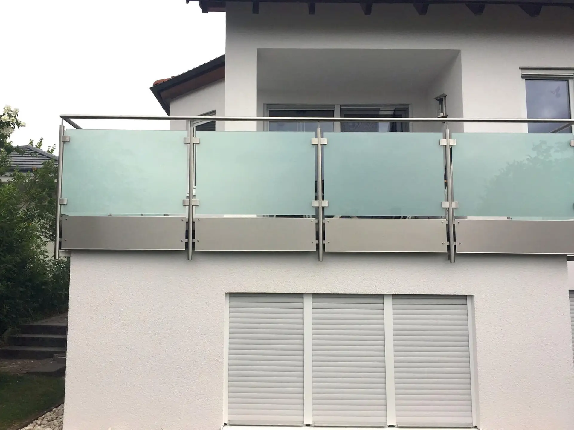 Schlosserei Hemmerich - Stahl- und Metallbau - Edelstahlgeländer mit Milchglas und Edelstahlblechen