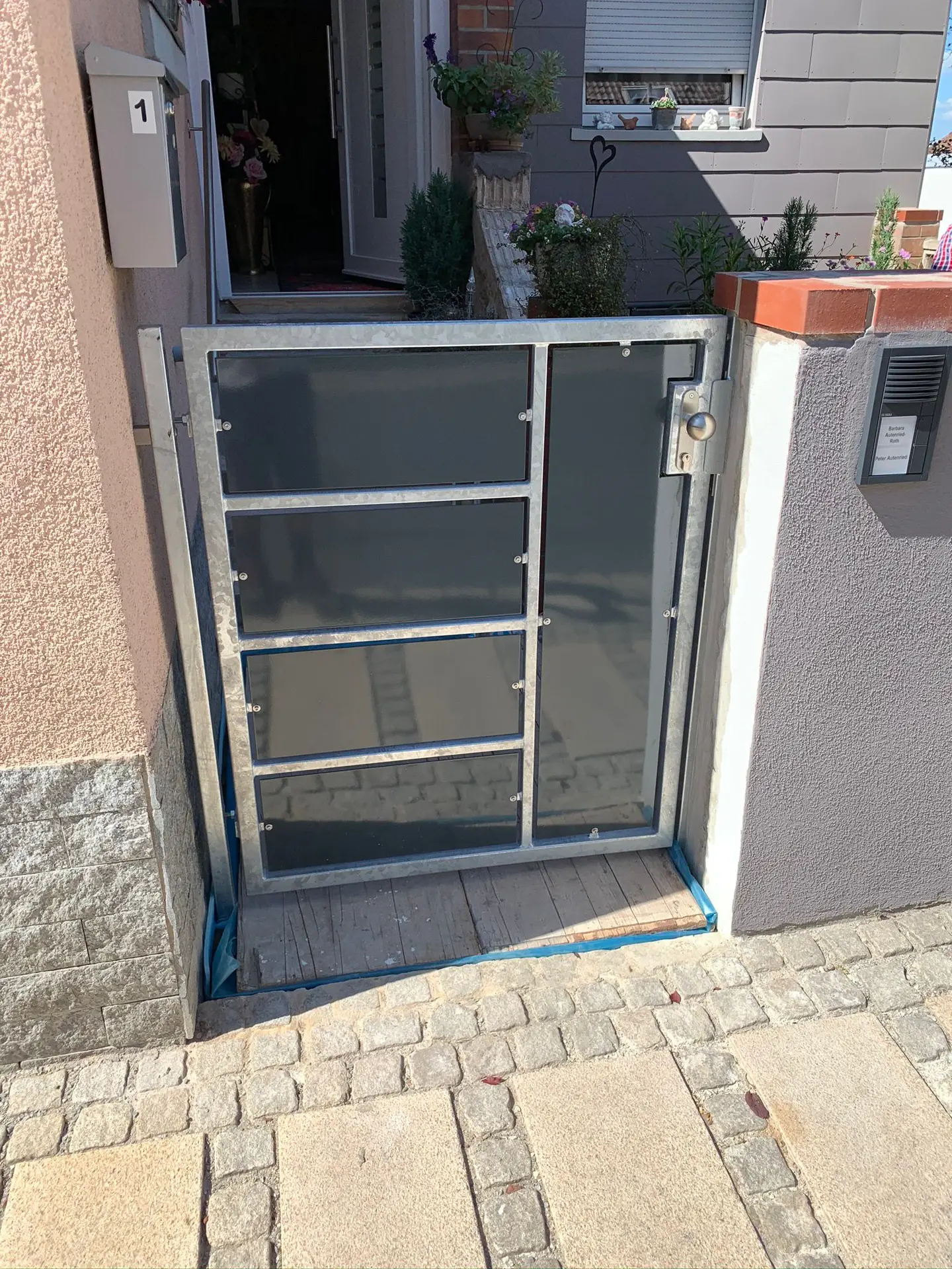 Eingangstür in verzinkt und pulverbeschichteten Blechen