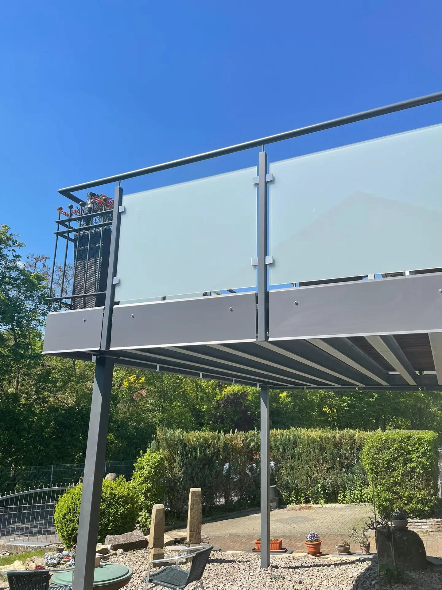 Stahlbalkon mit Geländer mit Glas
