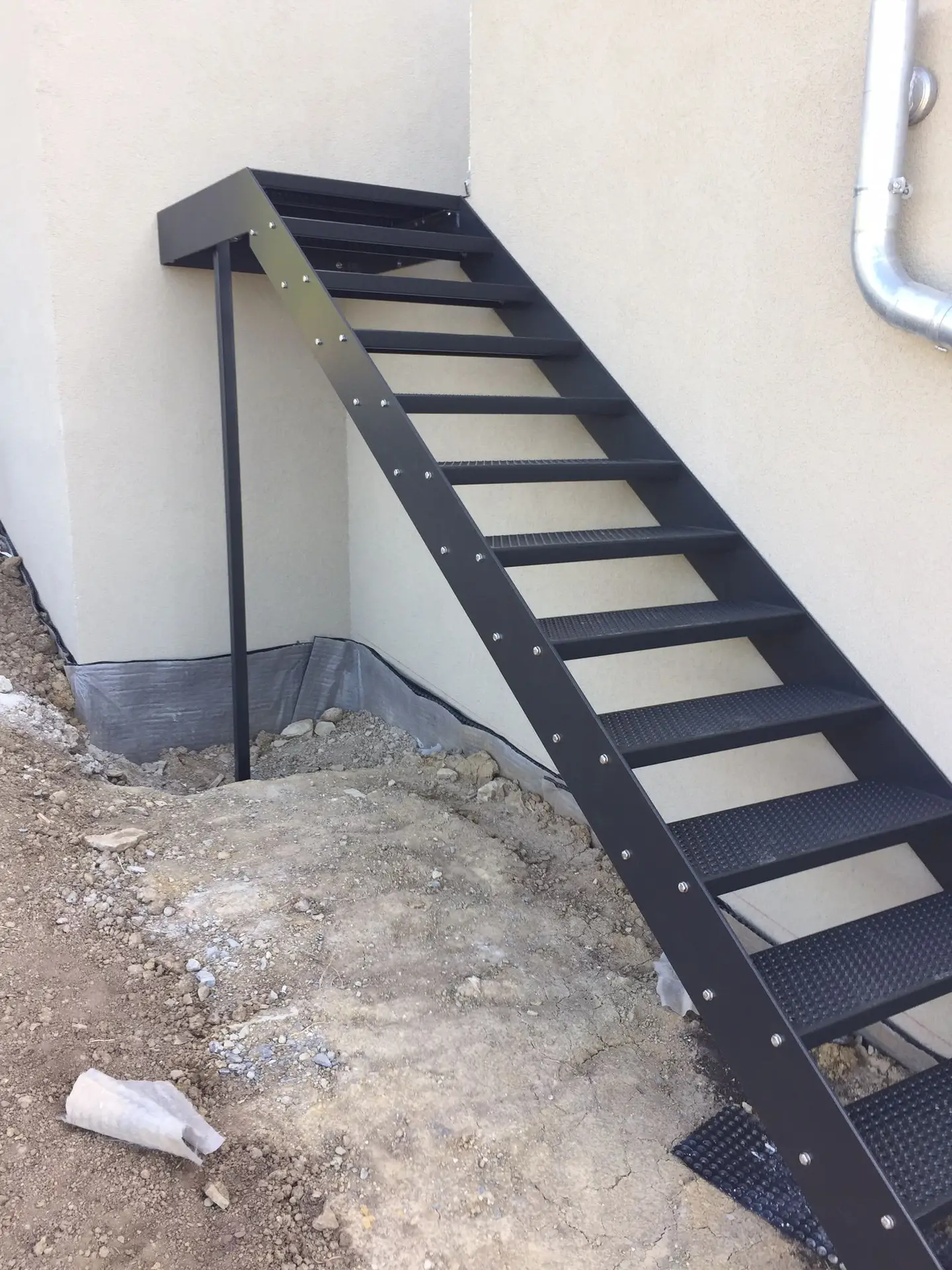 Stahltreppe in verzinkt und pulverbeschichtet