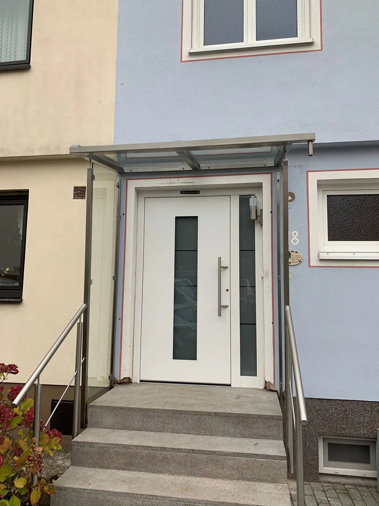 Vordach aus Edelstahl und Klarglas