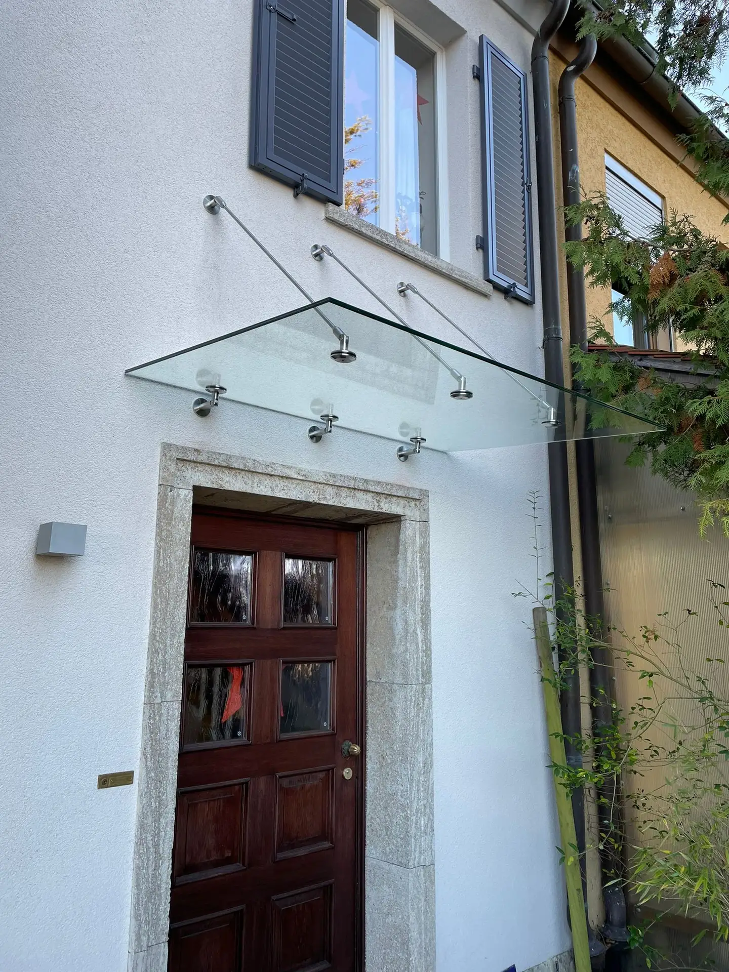 Vordach mit Punkthaltern und Klarglas