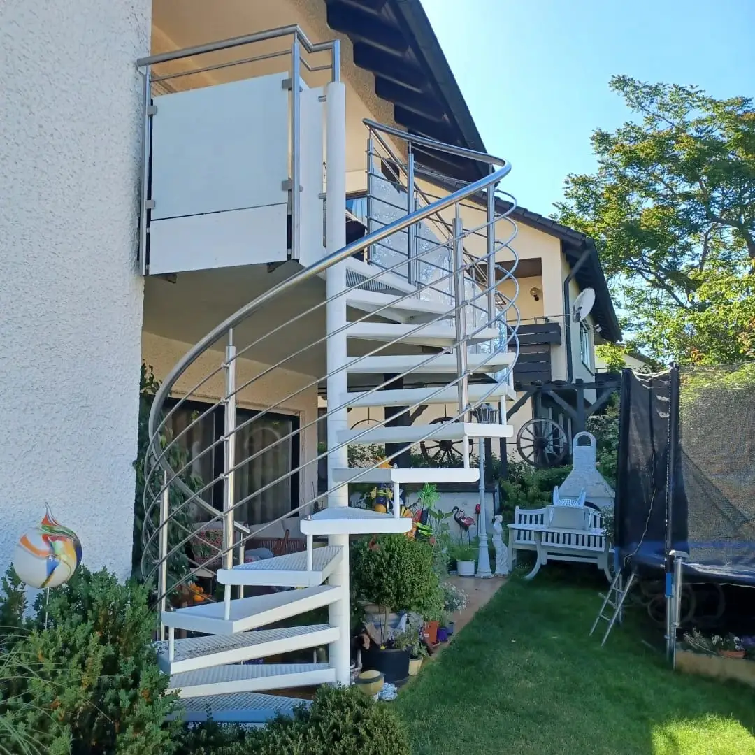 Geländer mit weißem Glas und Aluminiumblechschürze