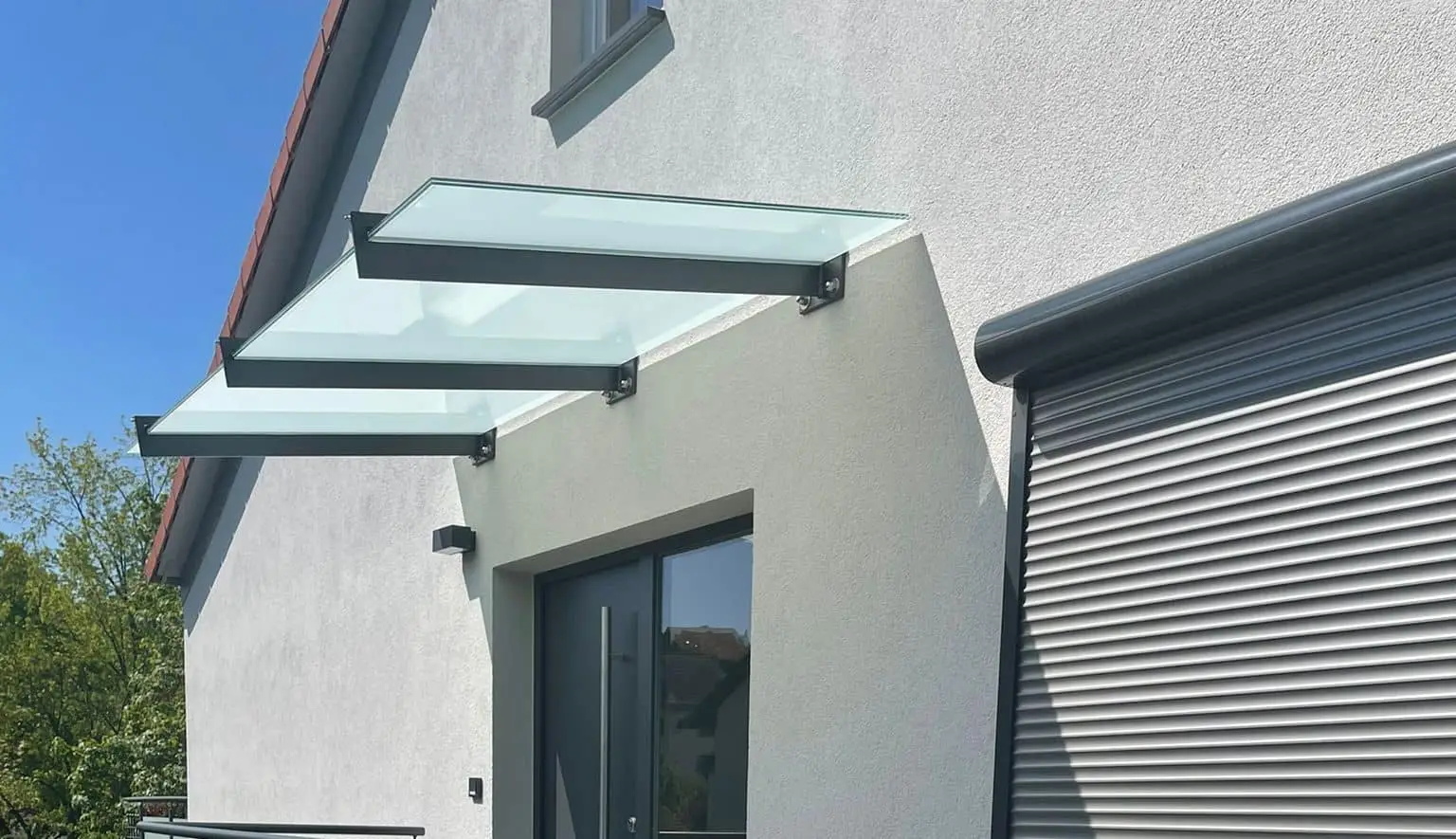 Pulverbeschichtete Konsolen mit Milchglas