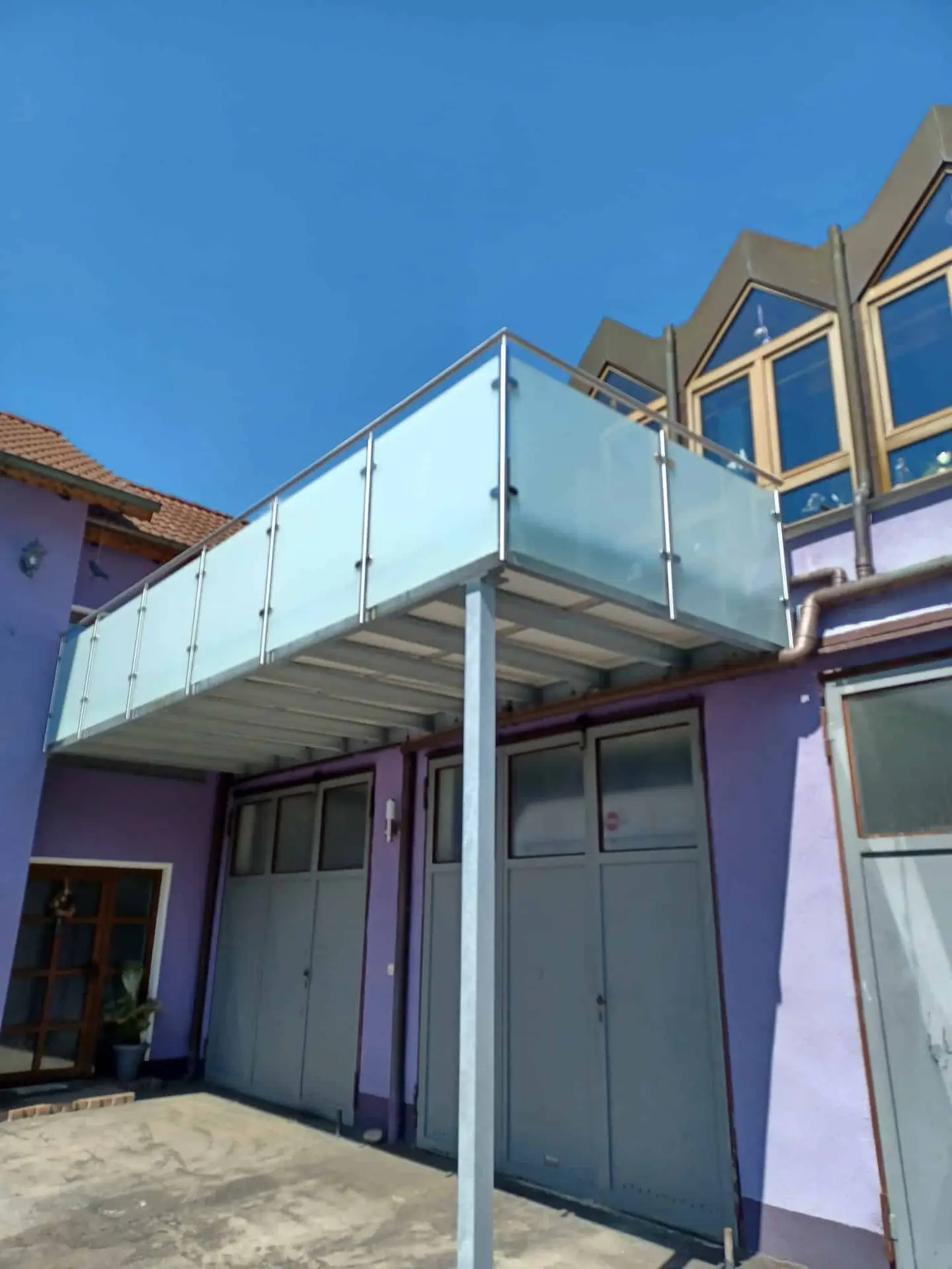 Stahlbalkon mit Edelstahlgeländer und Milchglas