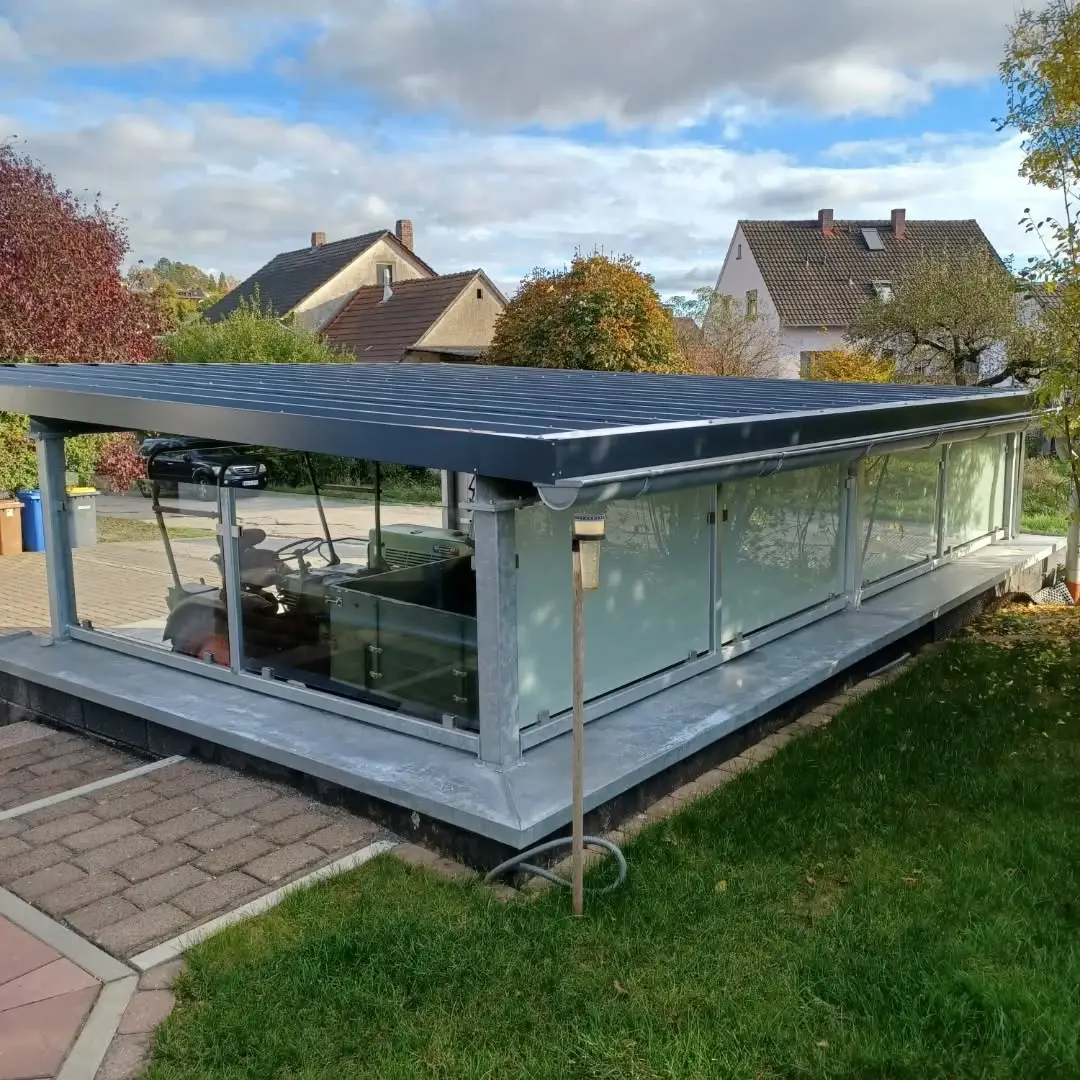 Carport mit Glas und Wandpaneele