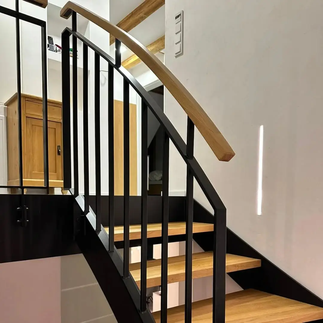 Innentreppe mit Stahlwangen und Stabgeländer
