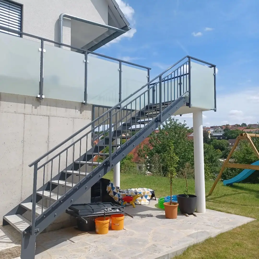 Treppe mit Stahlgeländer