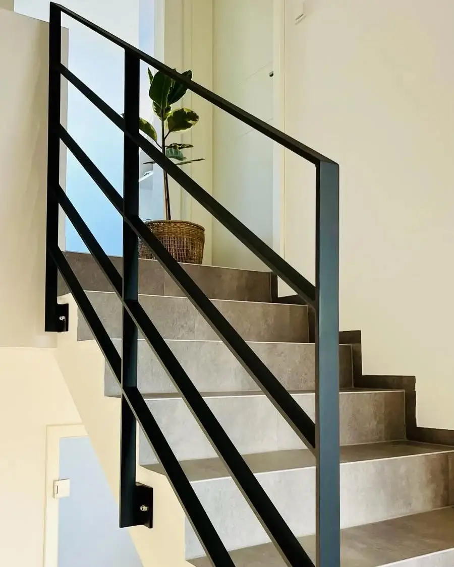 Treppengeländer mit Flachstahl in pulverbeschichtet